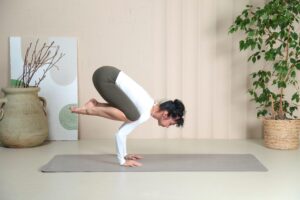 Qué es la propiocepción y cómo mejorarla? La propiocepción es una función esencial del cuerpo que nos permite saber en qué posición están nuestras articulaciones y cómo se mueven, sin necesidad de mirar. Es como un sistema de navegación interno que nos ayuda a controlar la postura, el equilibrio y la coordinación. Cuando este sistema funciona bien, nos movemos con fluidez y seguridad. Cuando se ve alterado, podemos sentir inestabilidad, torpeza o inseguridad al caminar. ¿Cuándo se altera la propiocepción? La propiocepción puede verse comprometida por: Esguinces y lesiones articulares, especialmente en tobillo y rodilla. Dolor que limita el movimiento. Cirugías o periodos de inmovilización. Falta de actividad física. Tras una lesión, los receptores nerviosos que informan al cerebro pueden dejar de funcionar correctamente. Por eso, aunque el dolor desaparezca, la articulación puede seguir “inestable”. Ejercicios para mejorar la propiocepción La propiocepción se entrena, igual que la fuerza o la flexibilidad. Ejercicios básicos: Mantenerse sobre una pierna. Transferencias de peso de un lado a otro. Elevar talones o puntas para activar tobillo y pie. Activación del core para estabilizar el tronco. Progresiones: Añadir movimiento de brazos o giros. Trabajar sobre superficies inestables. Ejercicios funcionales que simulen actividades de la vida diaria. El entrenamiento debe ser progresivo, seguro y adaptado. ¿Cómo ayuda la fisioterapia? El fisioterapeuta evalúa tu equilibrio, estabilidad y control de movimiento. A partir de ahí, diseña un plan para: Mejorar la fuerza y la movilidad donde sea necesario. Reentrenar la coordinación neuromuscular. Mejorar la respuesta rápida del cuerpo ante desequilibrios. El objetivo es que recuperes seguridad, confianza y autonomía en tus movimientos. Conclusión La propiocepción es clave para moverte de forma estable y prevenir lesiones. Si notas inestabilidad o falta de control, entrenarla puede ayudarte a recuperar confianza en tu cuerpo. 📍 En nuestra clínica trabajamos la propiocepción de forma personalizada y progresiva.